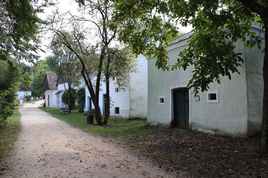 Погребная улочка в музейной деревне Niedersulz в Sulz im Weinviertel