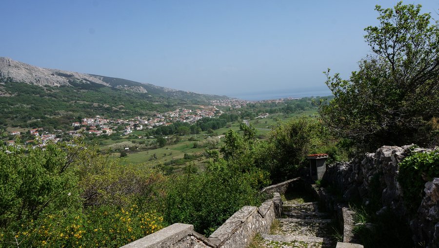 File:Batomalj, Panorama Blick Insel Krk nach Baška, Kroatien.jpg