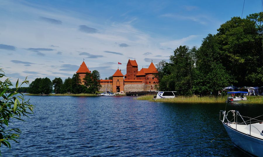 Островной замок Тракая, поднимающийся из воды в Тракае, Литва.
