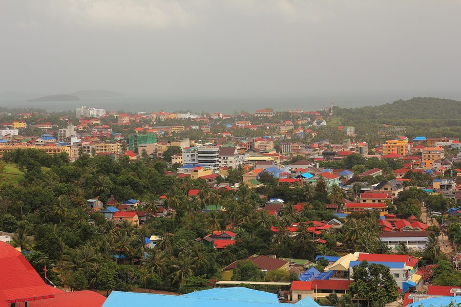 Blick vom Hügel auf das Zentrum von Sihanoukville