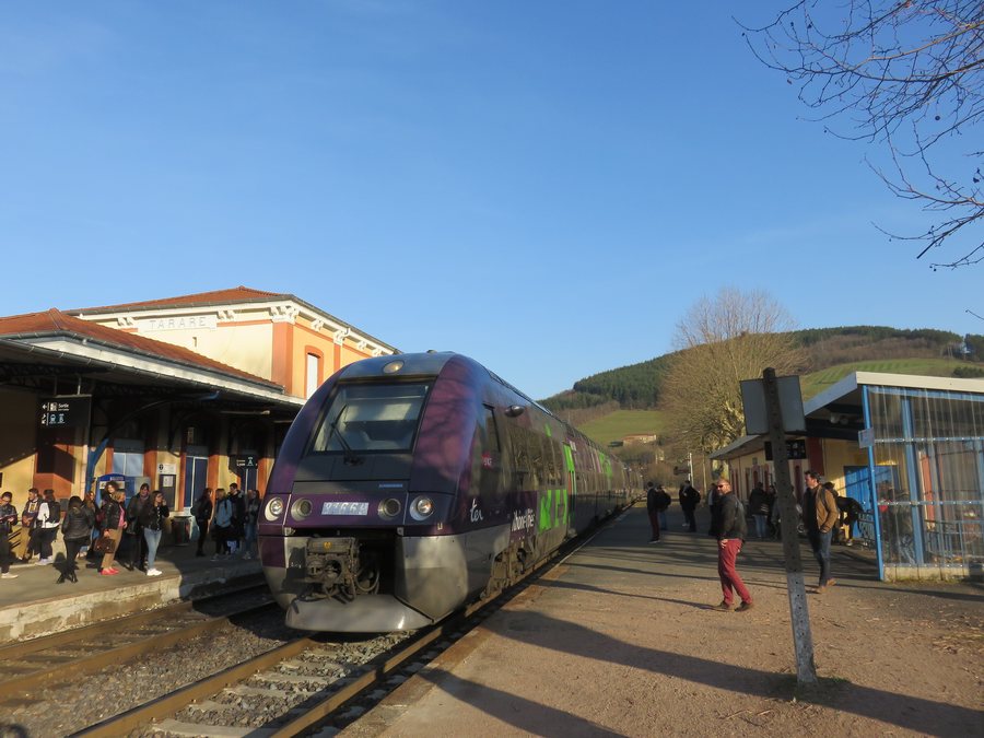 File:Gare de Tarare - Arrivée du TER B81669 (mars 2019).jpg