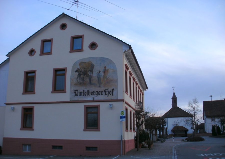 Деревенский центр Адельхаузена с бывшим трактиром Dinkelberger Hof и фреской на фасаде