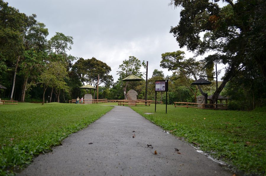 Archäologische Skulpturen im Parque Arqueológico de San Agustín in Huila, Kolumbien