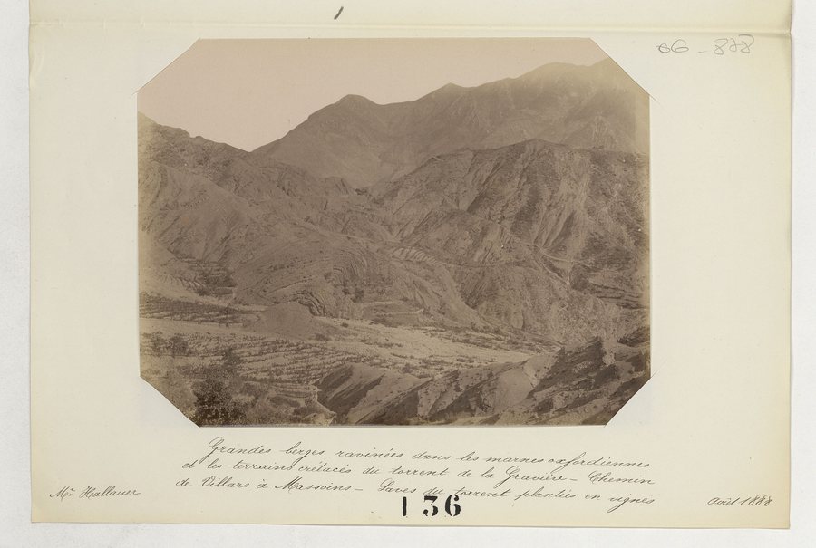File:Torrent des Gravières (grandes berges ravinées, chemin de Villars à massoins et vignes plantées dans les laves du torrent) - Hallauer - btv1b10700629q.jpg