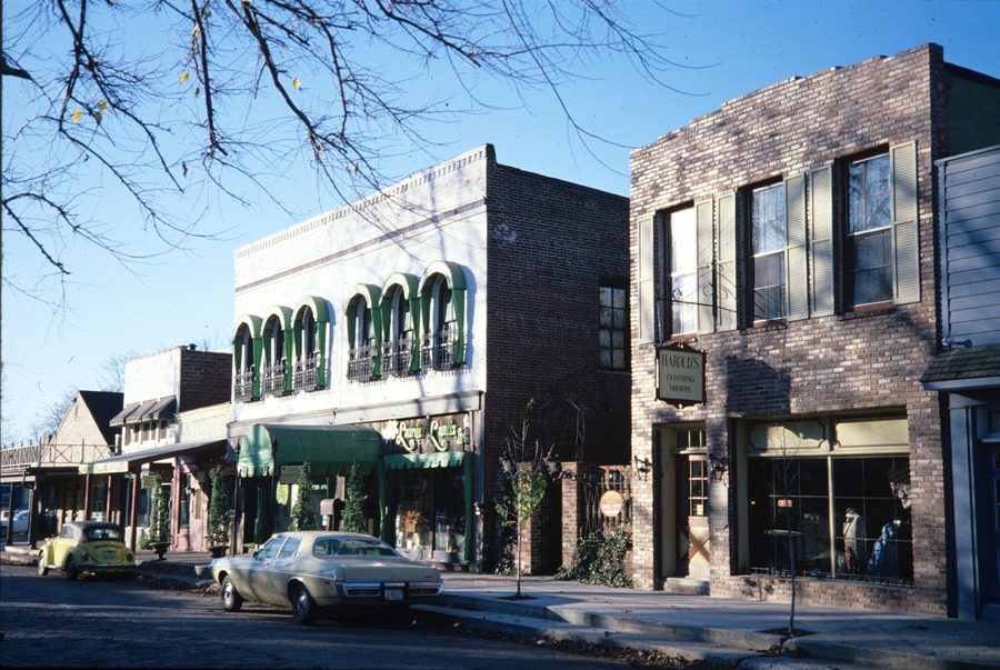Кирпичные коммерческие здания на North Main Street в Зайонсвилле, Индиана
