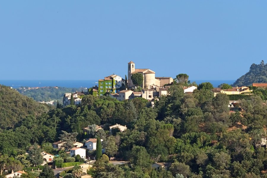 File:Vue du village d’Auribeau-sur-Siagne depuis la piste de Peygros.jpg