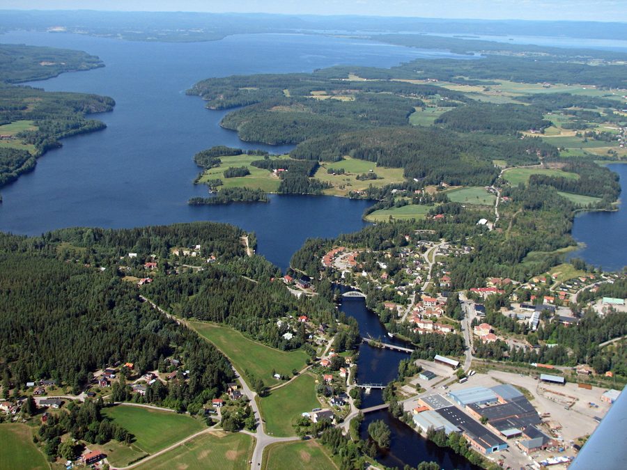 Luftaufnahme von Näsviken in Hälsingland mit Häusern und dem See Sördellen im Hintergrund