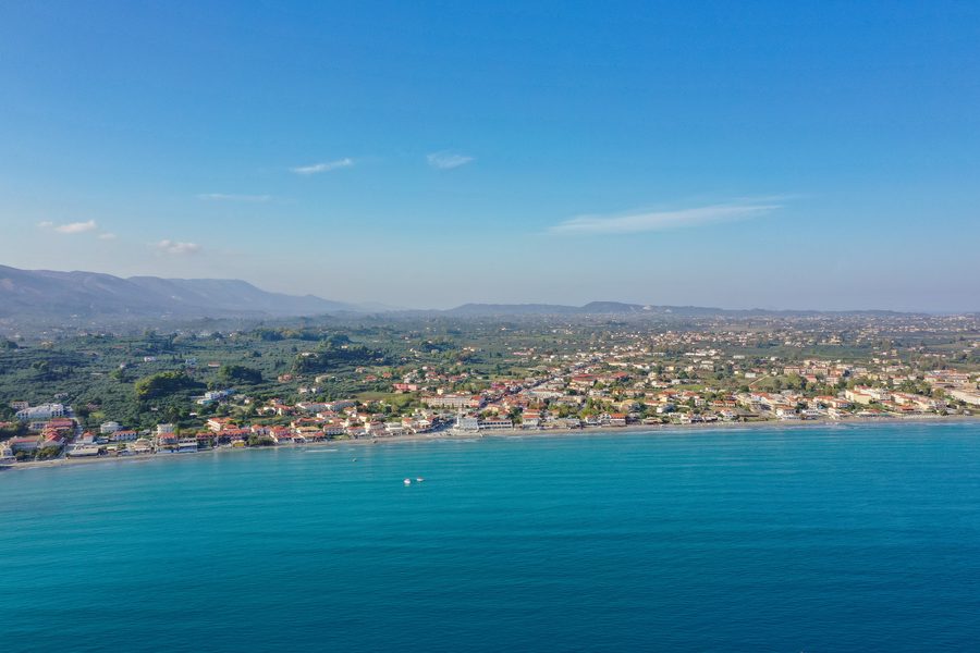 Залив Лаганас Бич на Закинфе с песчаным пляжем и побережьем