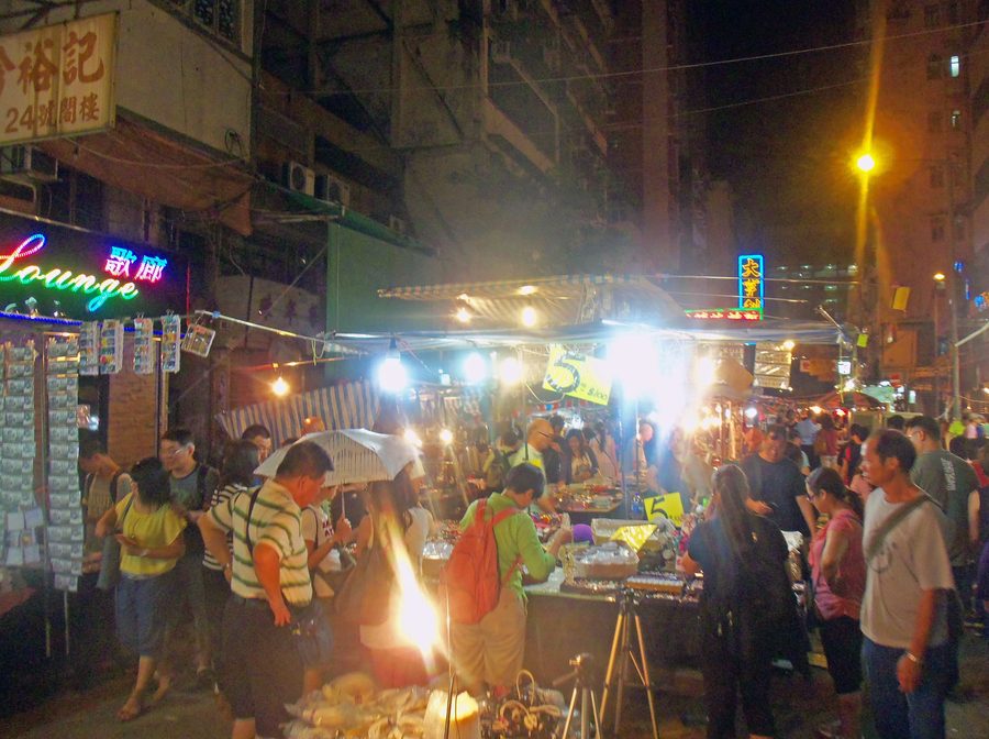 Ночной рынок Temple Street ночью