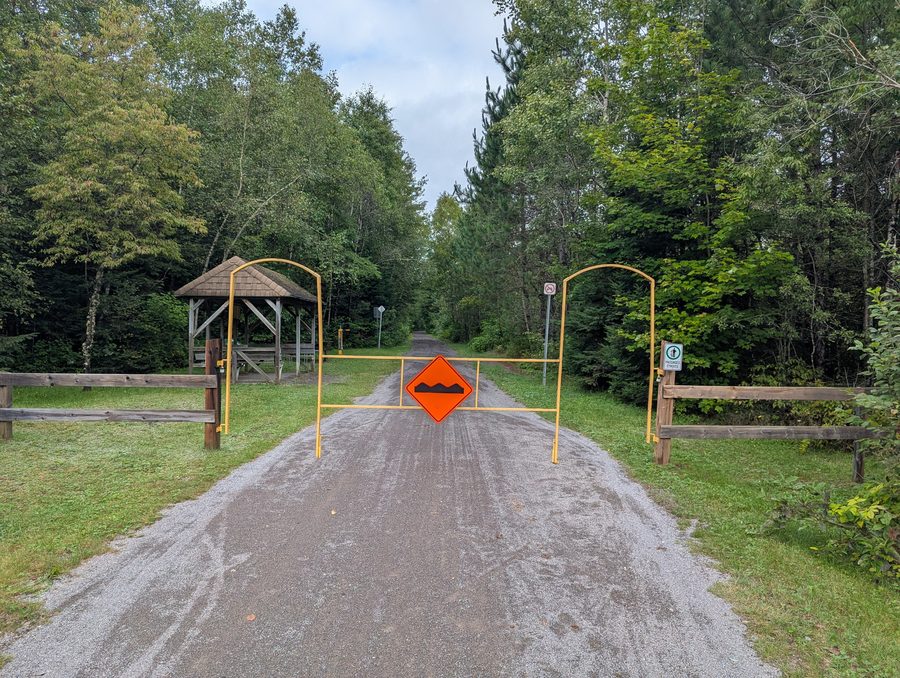 Вид на Vélopiste Jacques-Cartier/Portneuf в лесу.