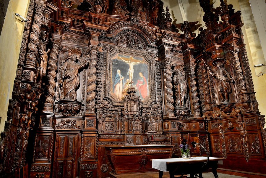 File:Alter Carved in Wood - Saint Peter's Church - Village of NAVES in France..jpg