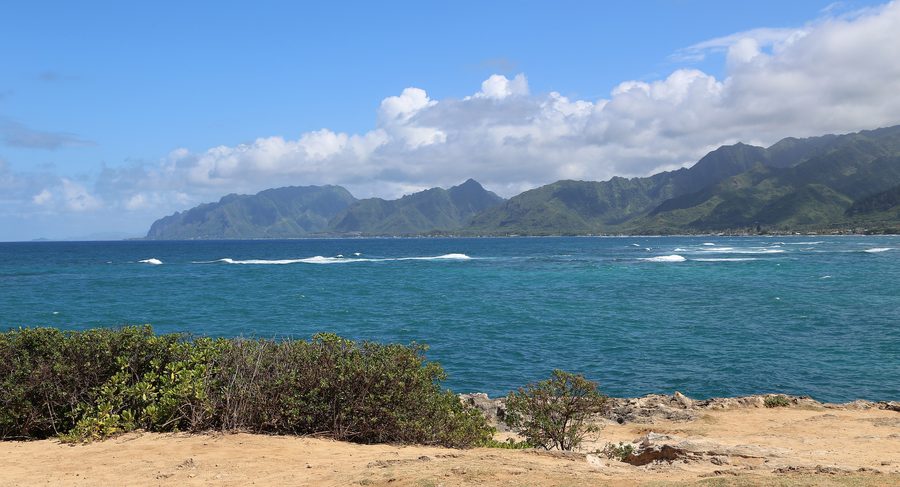 Вид на юг от Laie Point до Ка'а'ава на ветреном побережье Оаху