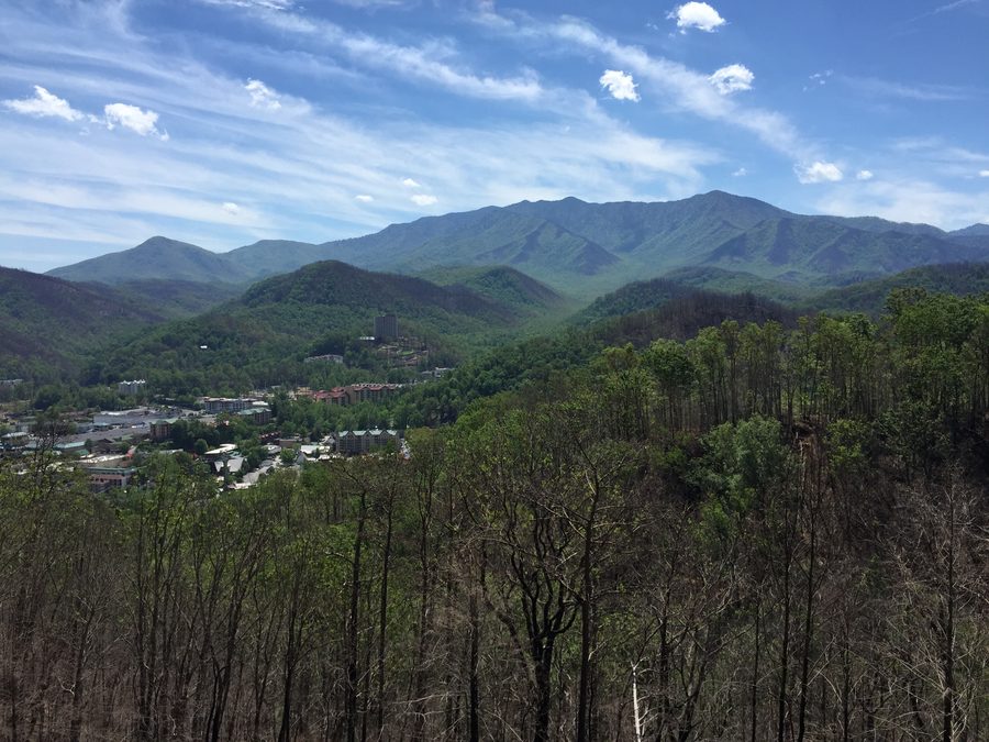 Вид на западную часть Гатлинбурга и Маунт-Ле-Конт с Gatlinburg Bypass