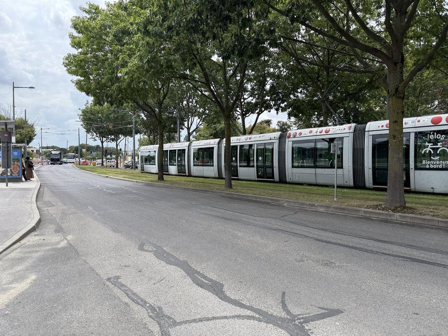 File:Avenue Pierre Mendès France - Bron (FR69) - 2025-08-20 - 1.jpg