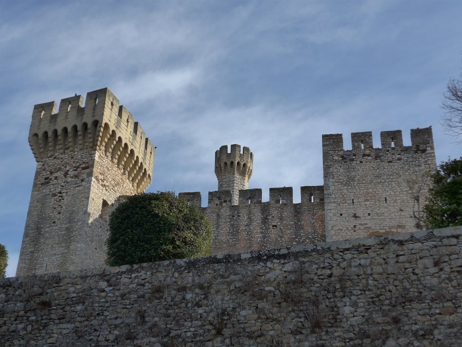 File:Monument historique PA00103174, Tour et remparts de Pouzilhac, Gard, France 01.jpg