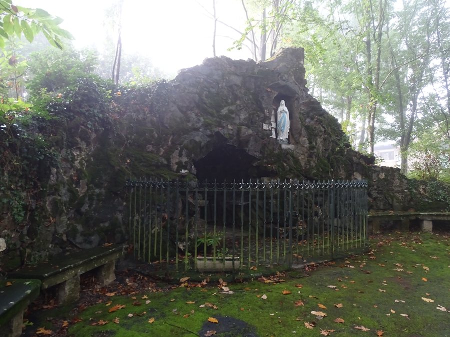 File:Grotte de Saint-Pierre-Montlimart (49).jpg