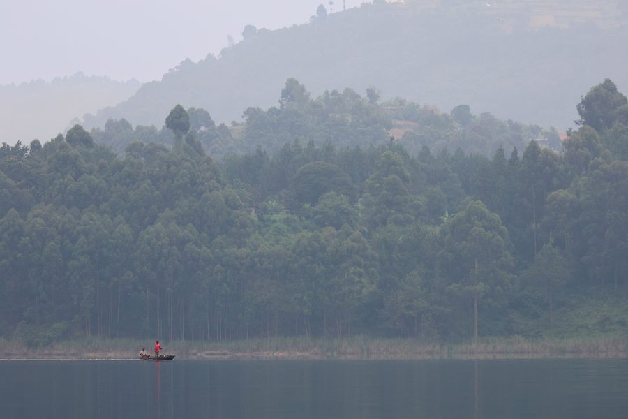 Lake Bunyonyi in Uganda mit hügeliger Landschaft