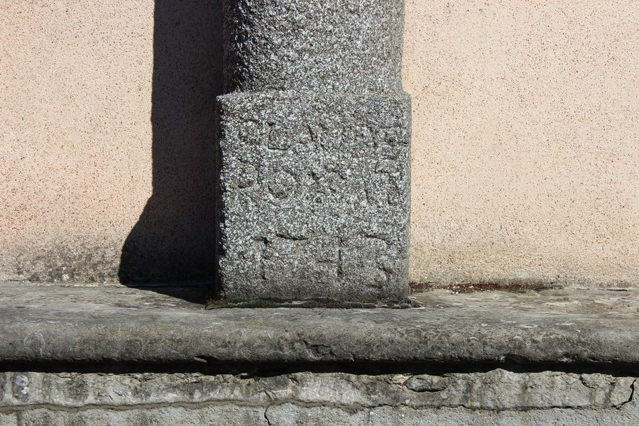 File:Grézieu-la-Varenne - Détail croix 1743.JPG