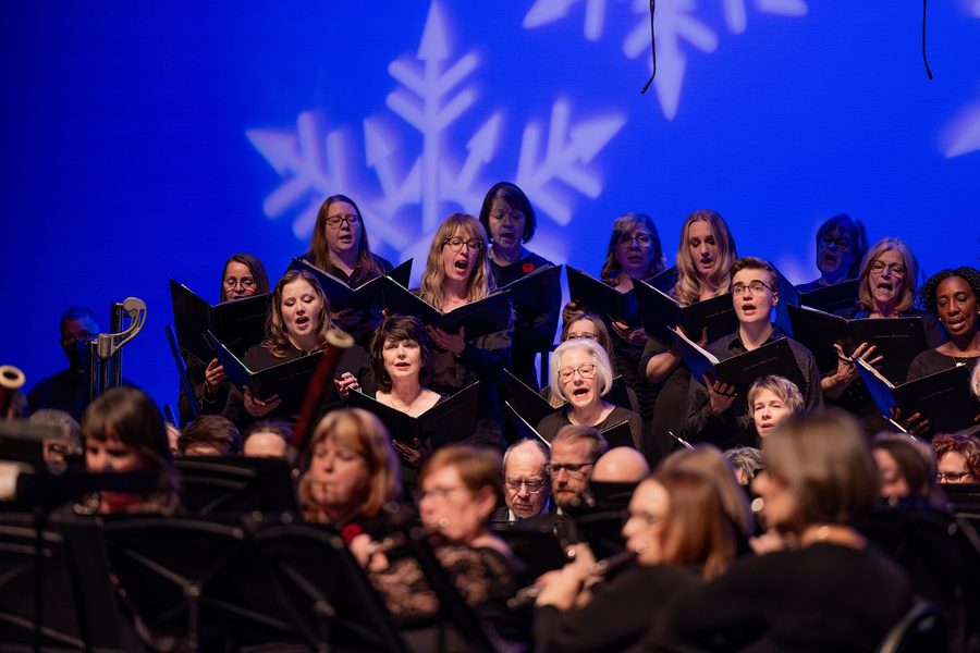 Хор и концертный духовой оркестр выступают в Winspear Centre в Эдмонтоне.