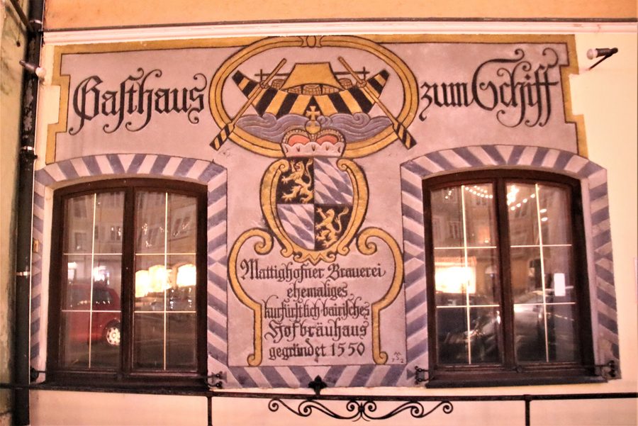 Гостиница Gasthaus zum Schiff на городской площади Браунау-ам-Инн