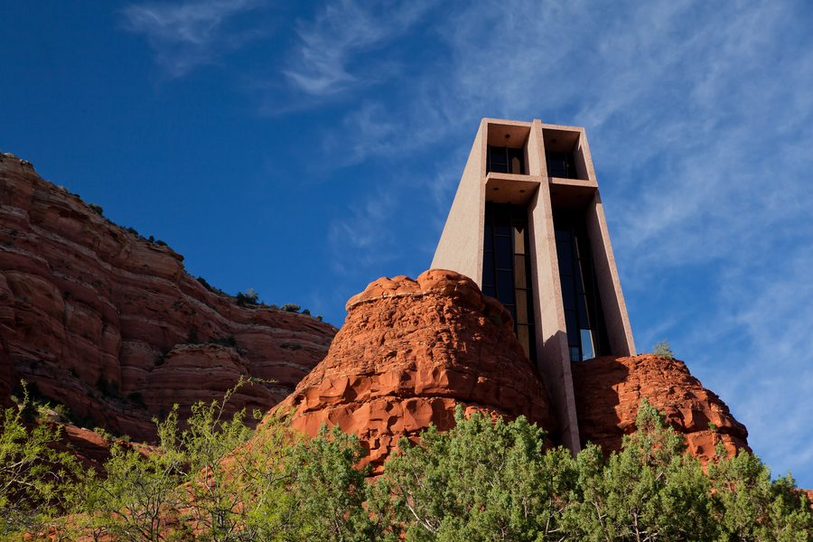 Chapel of the Holy Cross, возвышающаяся среди красных скал в Седоне, Аризона