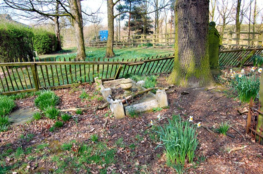 Забытое кладбище в Risley, Warrington, Cheshire