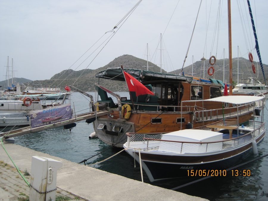 Hafen und Küstenpromenade von Bozburun in der türkischen Provinz Muğla