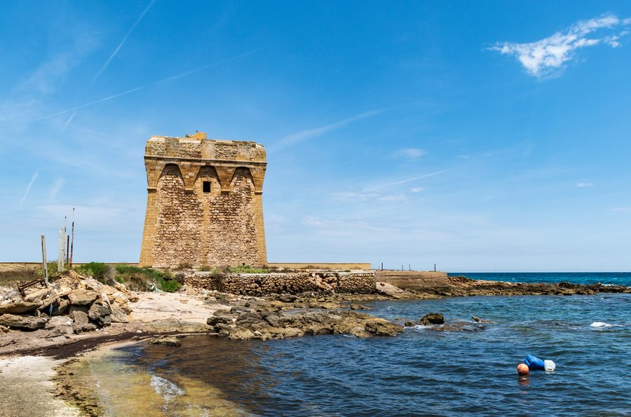 Strandabschnitt bei Casalabate mit Blick auf Torre Specchiolla