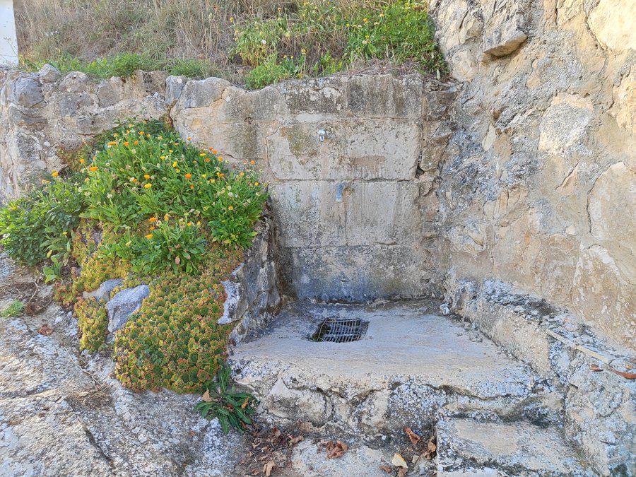 File:Fuente antigua en Moraza (Condado de Treviño).jpg