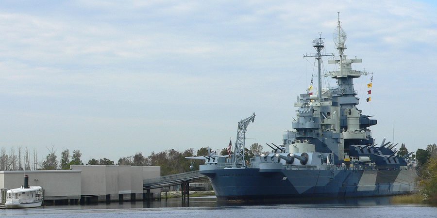 Линкор USS North Carolina рядом с устьем реки Кейп-Фир в Уилмингтоне