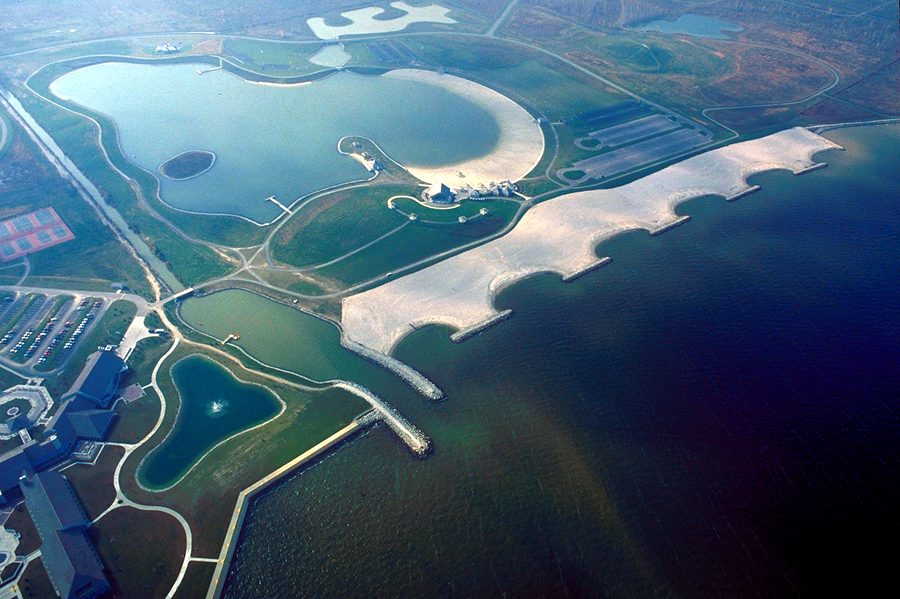 Вид с воздуха на государственный парк Maumee Bay State Park на озере Эри рядом с Толедо, Огайо