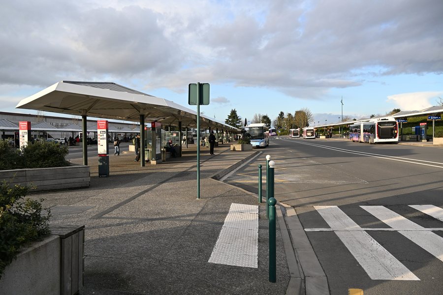 File:Bus stop Gare de Marne-la-Vallée Chessy Nord, Chessy, 2026.jpg