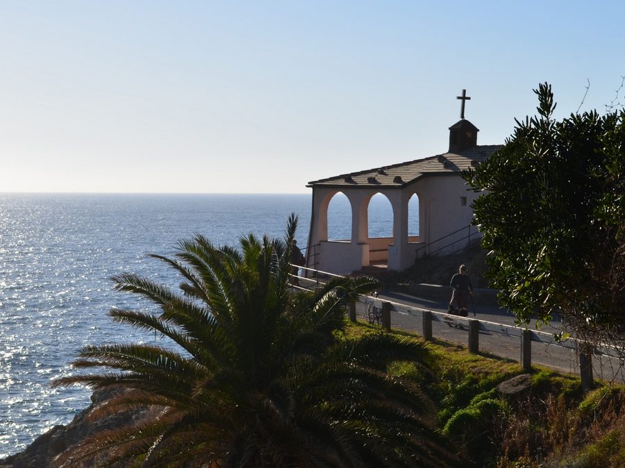 Капелла Madonnina della Punta в Бонассоле, выходящая на побережье