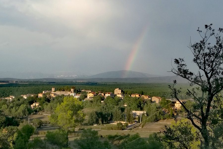 Montmeyan im Var unter einem Regenbogen