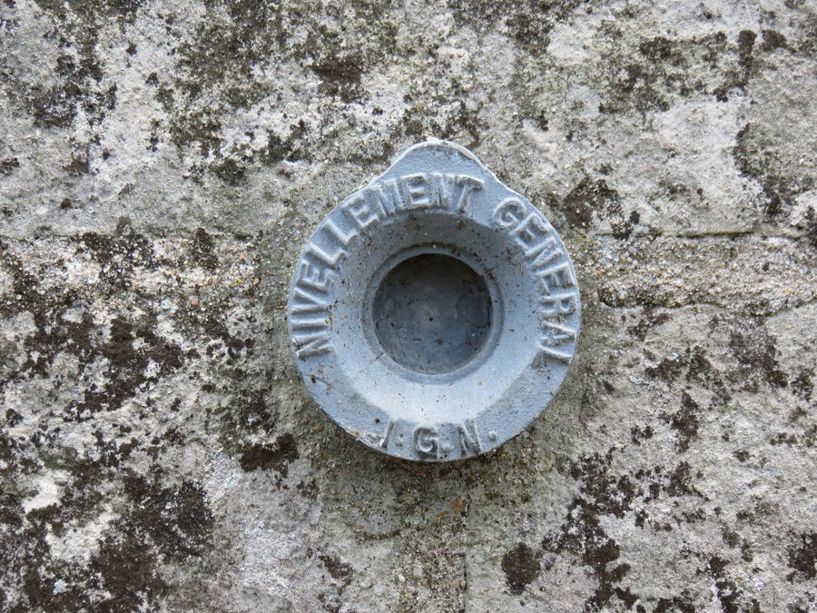 File:Nervieux - Borne de nivellement.jpg