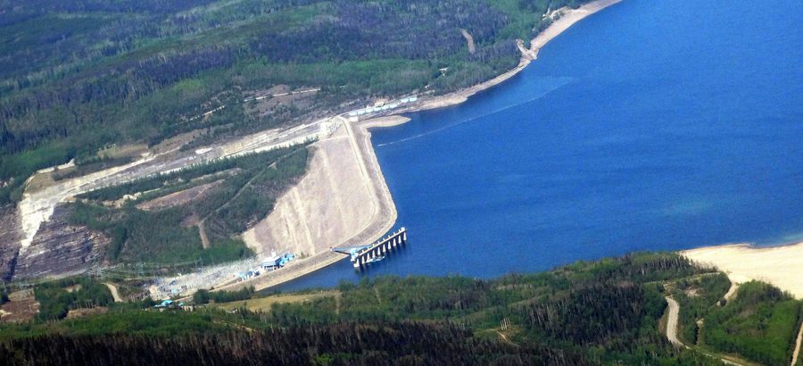 Плотина W.A.C. Bennett Dam и озеро Williston Lake near Hudson's Hope.