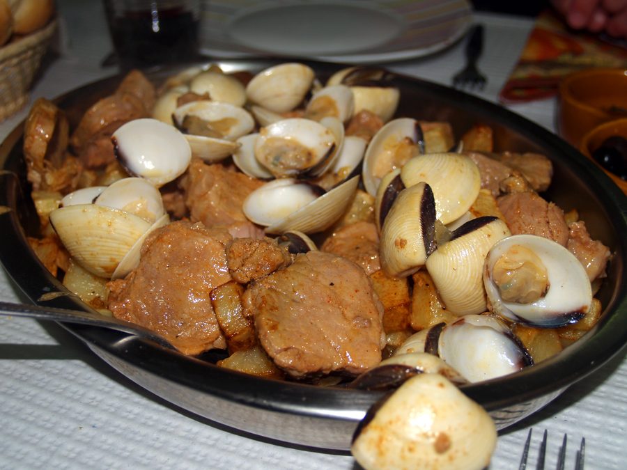 Carne de porco à Alentejana, традиционное блюдо Алентежу из свинины с моллюсками, картофелем и кориандром