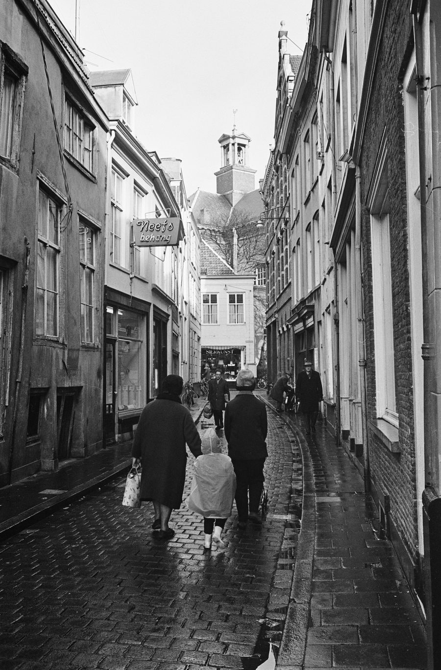 Историческая уличная сцена в 's-Hertogenbosch.