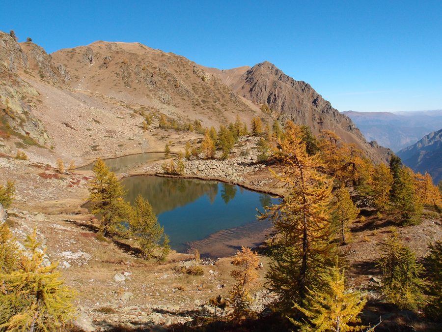 Лаги Маутон в Маритимских Альпах, в горном пейзаже района Кунео