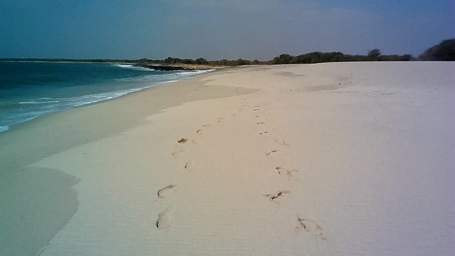 Heller, unberührter Strand auf der kapverdischen Insel Maio