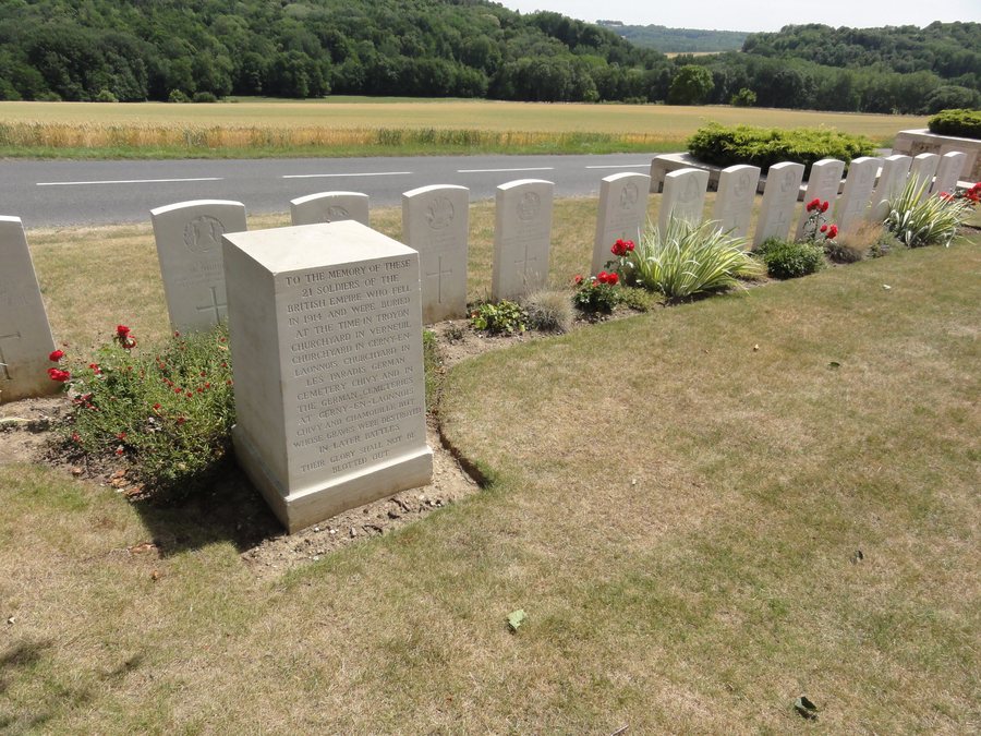 File:Vendresse-Beaulne (Aisne) CWGC Vendresse British cemetery (02).JPG