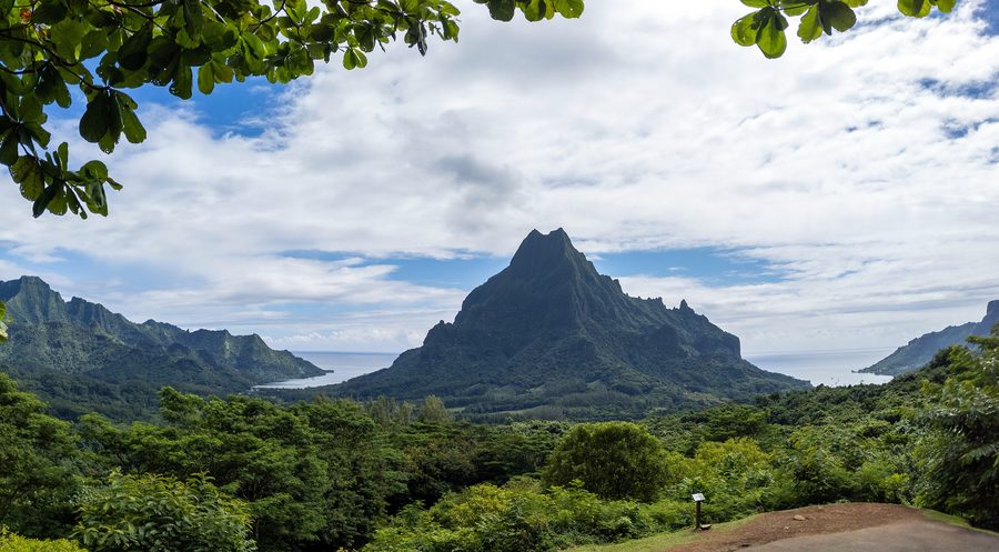 Landschaft von Moorea mit vulkanischen Bergen, Lagune und Küste in Französisch-Polynesien