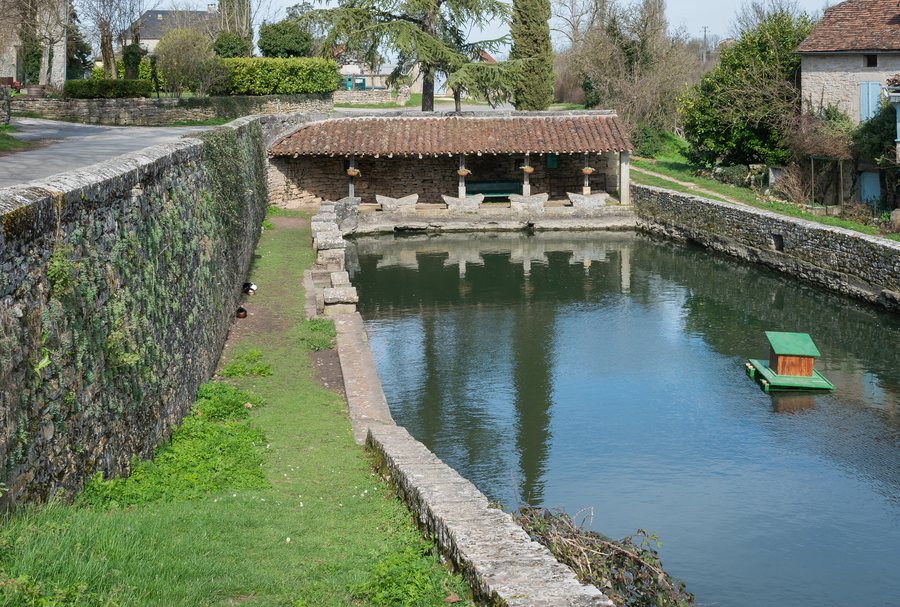 File:Wash house in Varaire.jpg