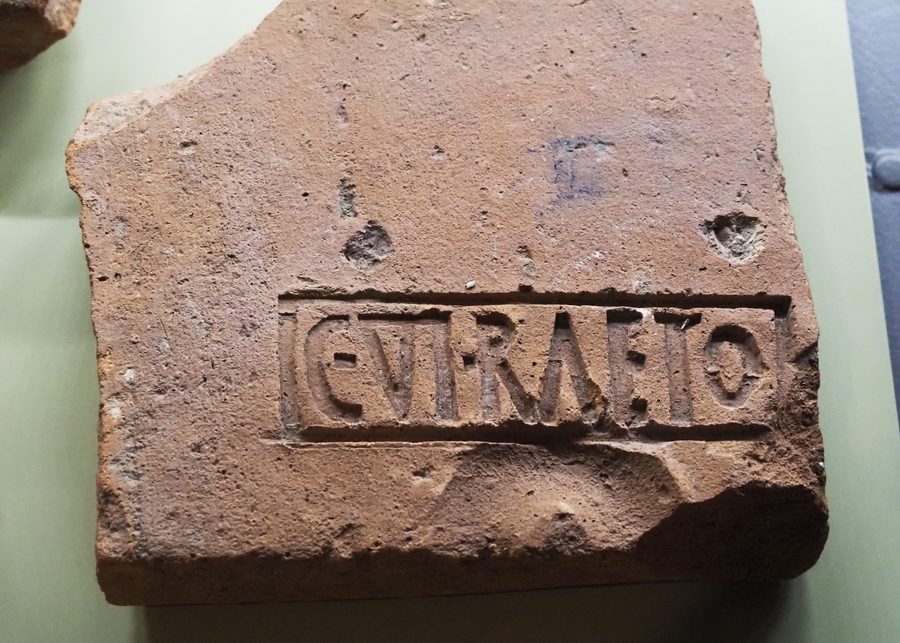Римский кирпич со штампом из легионного лагеря Виндонисса в музее Виндонисса