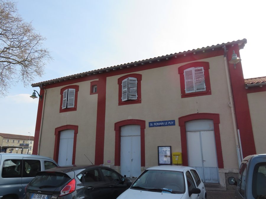 File:Saint-Romain-le-Puy - Bâtiment gare.jpg
