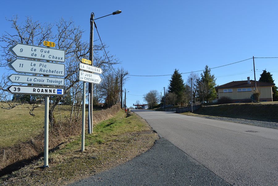 File:Angle D 51 (La Croix Trévingt) et D 495 sortie sud-est de Saint-Priest-la-Prugne 2022-02-27.JPG