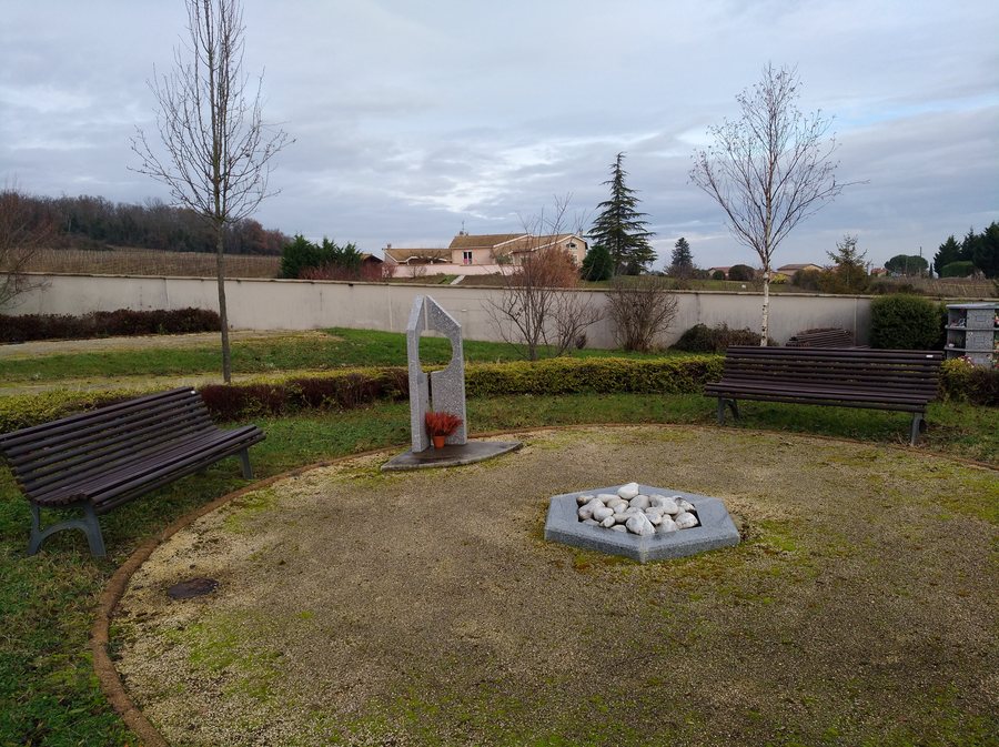 File:Cimetière de Morancé - Jardin du souvenir (déc 2021).jpg