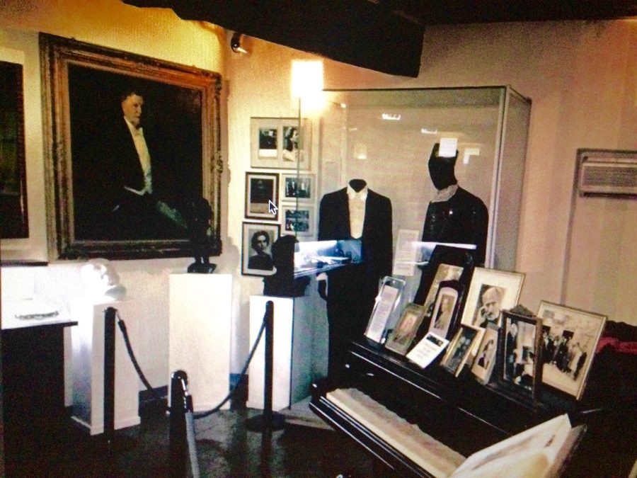 Innenraum des Museo Casa Natale Arturo Toscanini mit Klavier und Reisebegleitern