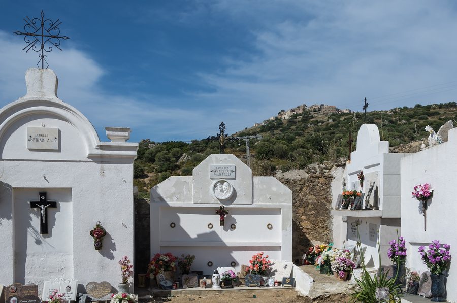 Вид с кладбища рядом с Église de la Sainte-Trinité d'Aregno на деревню Сант'Антонино в Верхней Корсике