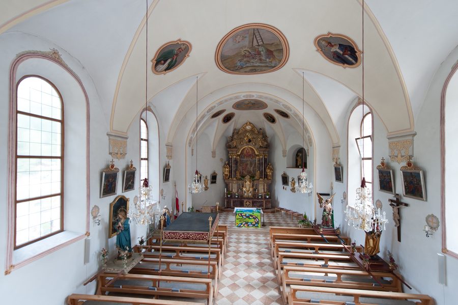 Церковная площадь в Хубене в Эцтале с деревенской застройкой